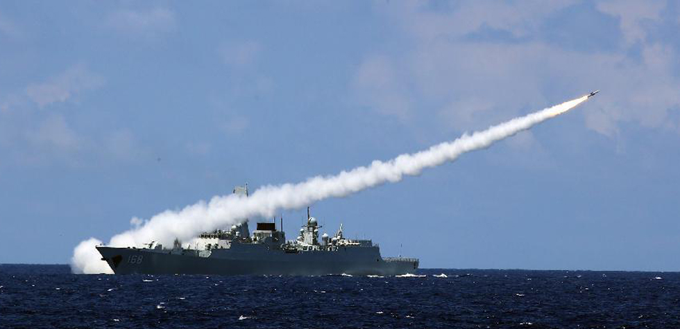 中国海军在南海举行实兵对抗演习