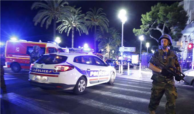 法国尼斯一辆卡车冲入人群 数十人死亡(图)