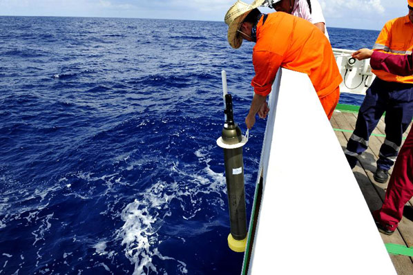 “张謇”号在南海布放浮标