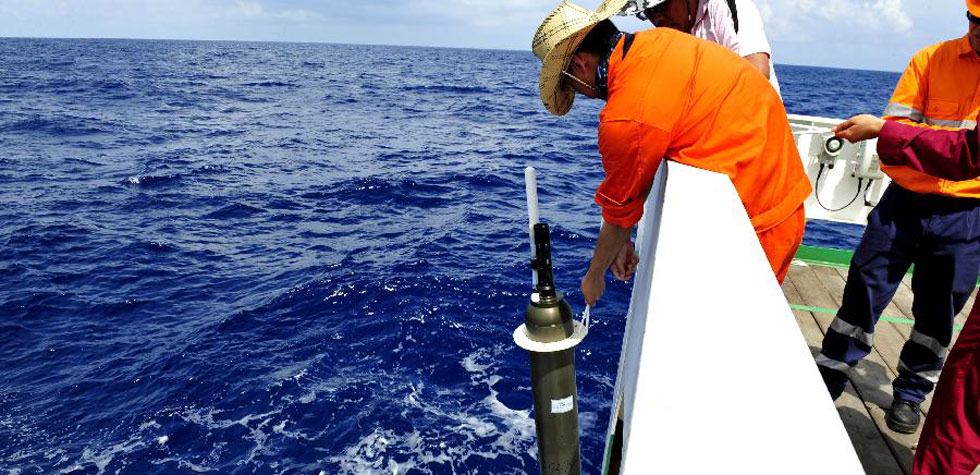 “张謇”号在南海布放浮标