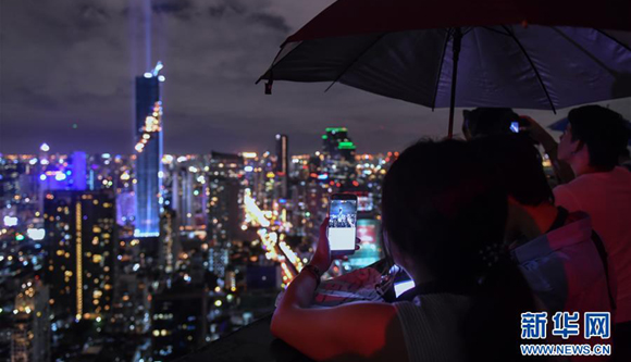 泰国新第一高楼竣工 举行灯光秀（图）