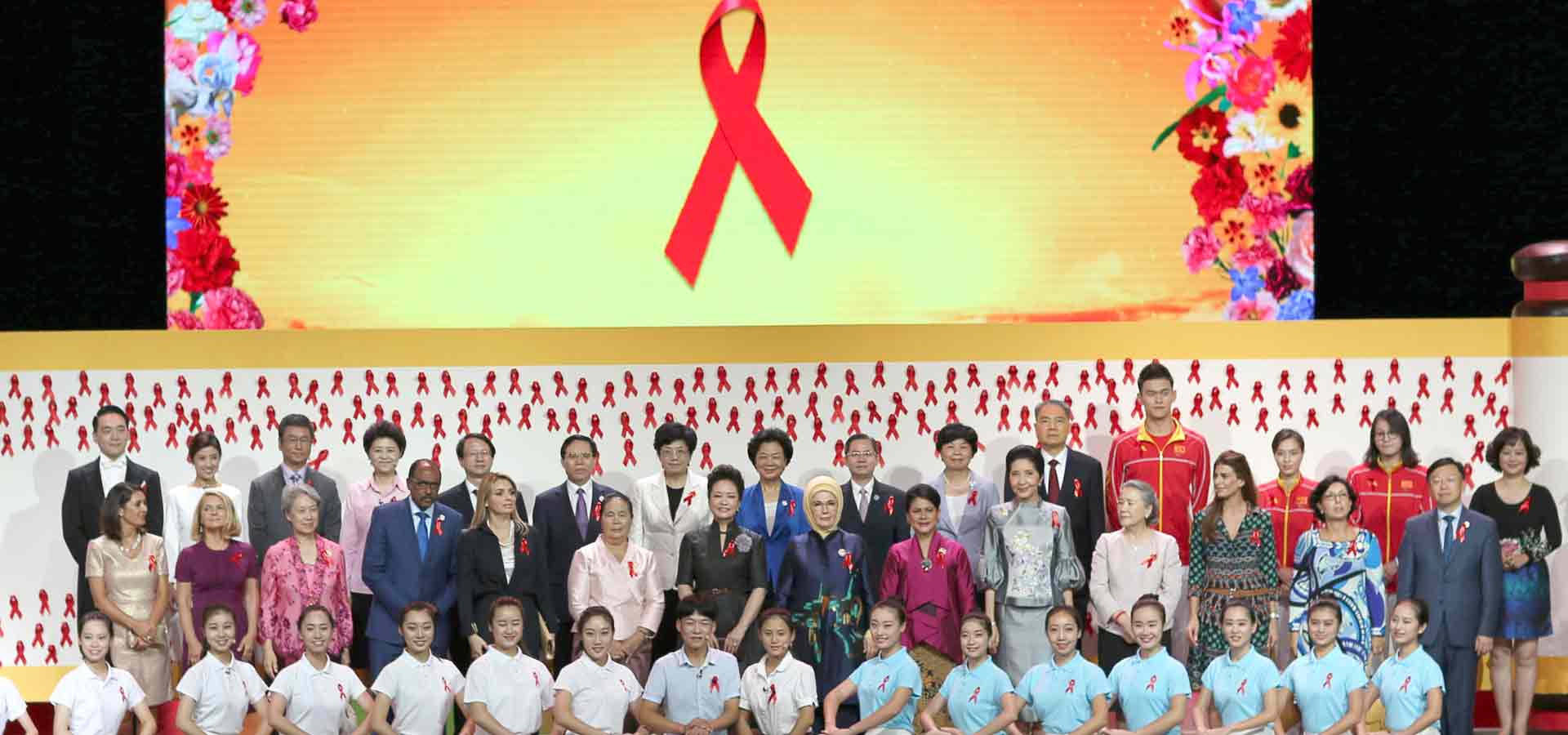 彭丽媛同二十国集团外方代表团团长夫人共同出席“艾滋病防治宣传校园行——走进浙江大学”活动