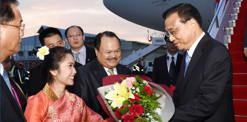 李克强抵达万象出席东亚合作领导人系列会议并对老挝进行正式访问