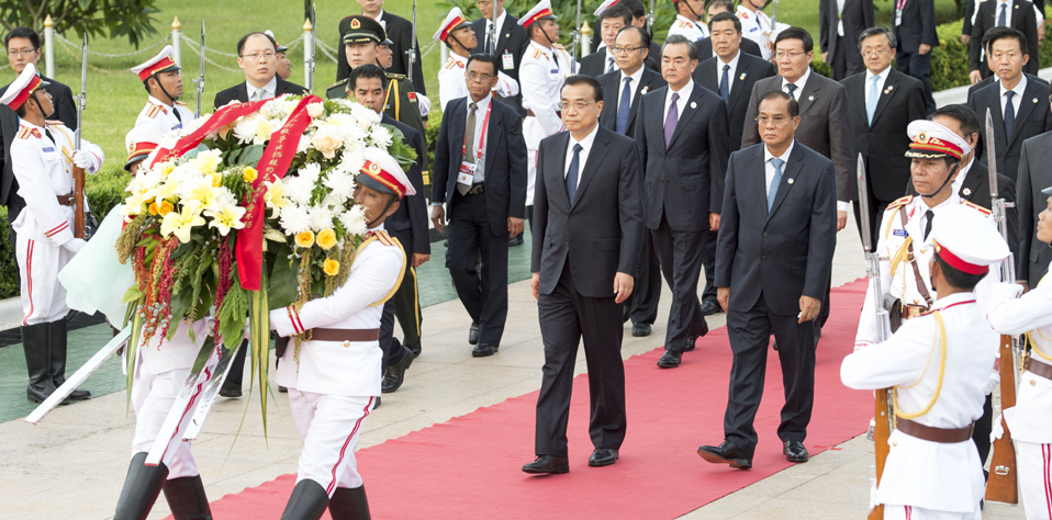 李克强向老挝无名烈士纪念碑敬献花圈