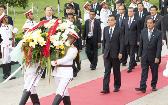 李克强向老挝无名烈士纪念碑敬献花圈