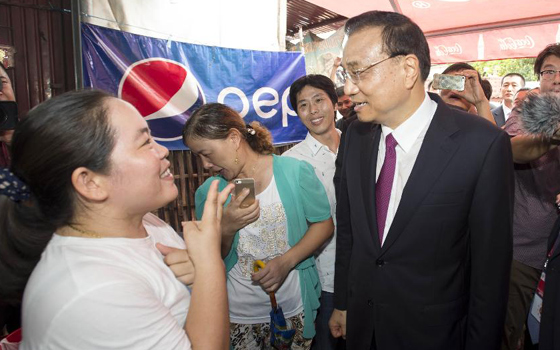 李克强与老挝民众互动交流