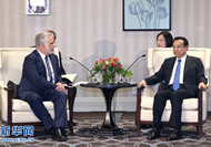 李克强会见加拿大魁北克省官员