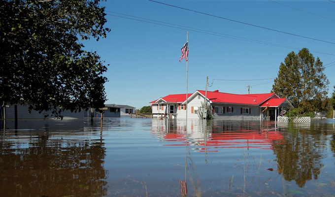飓风“马修”在美已导致15人死亡 220万户停电