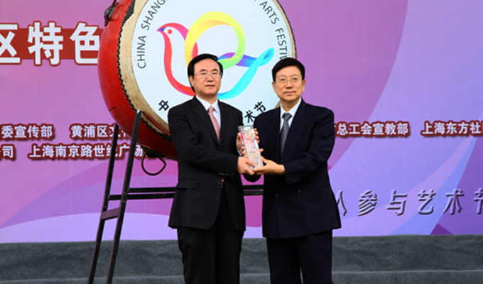 第十五届中国上海国际艺术节参演单位领取纪念奖杯