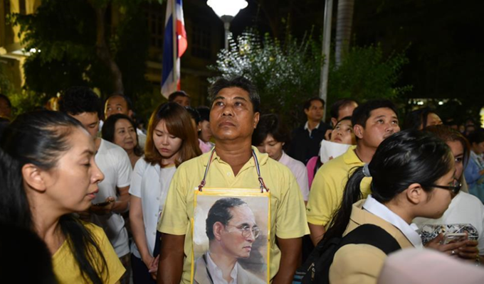 泰国民众自发聚集为国王祈福