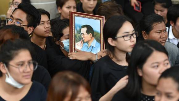 泰国民众送别先王普密蓬（图）