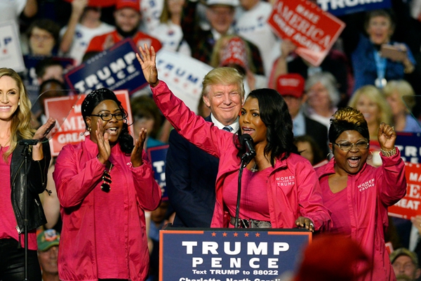 特朗普举行竞选集会 获多名女性支持者站台