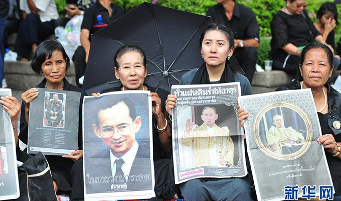 泰国民众悼念已故国王普密蓬