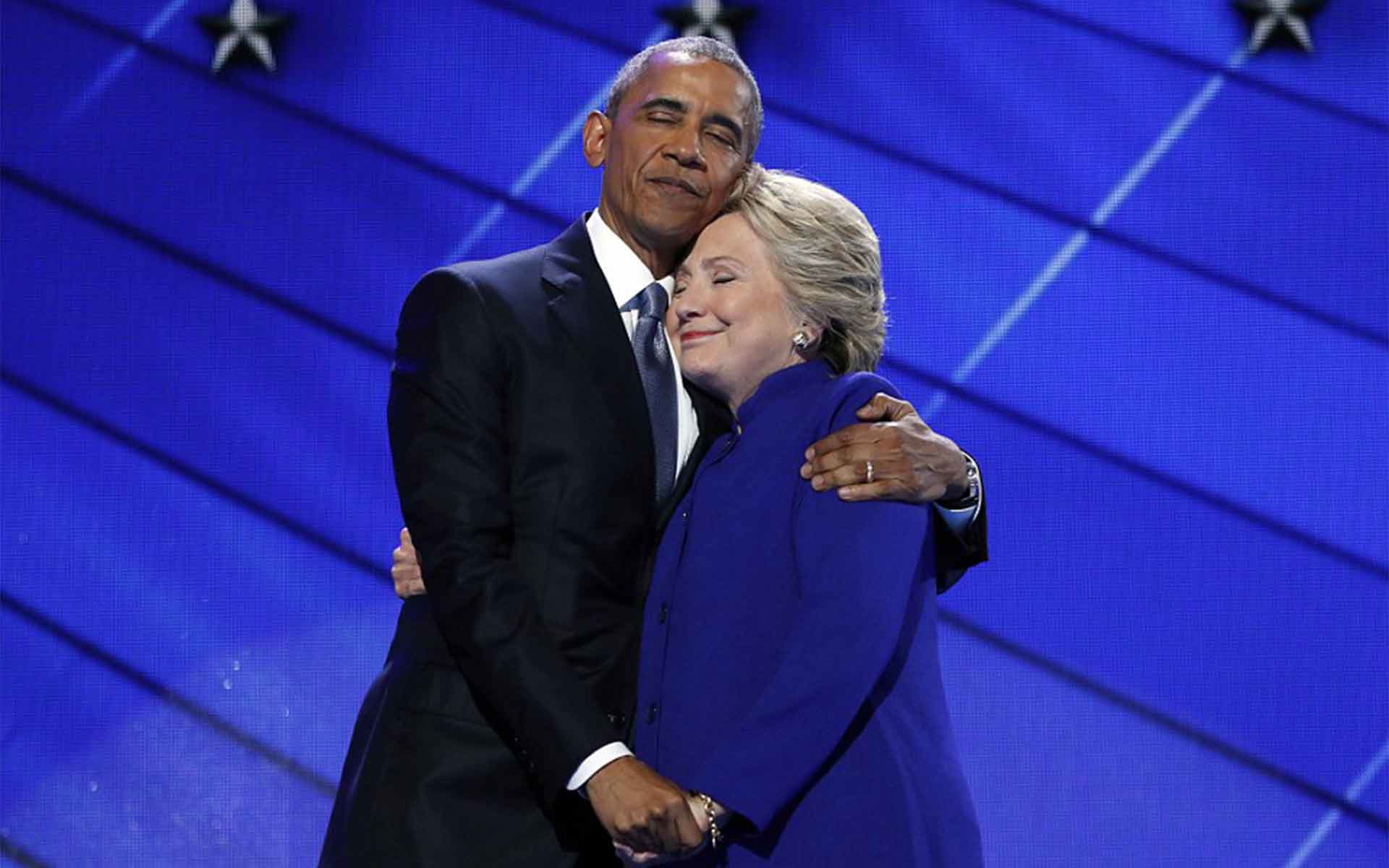 民主党大会奥巴马交棒给希拉里 两人温情相拥