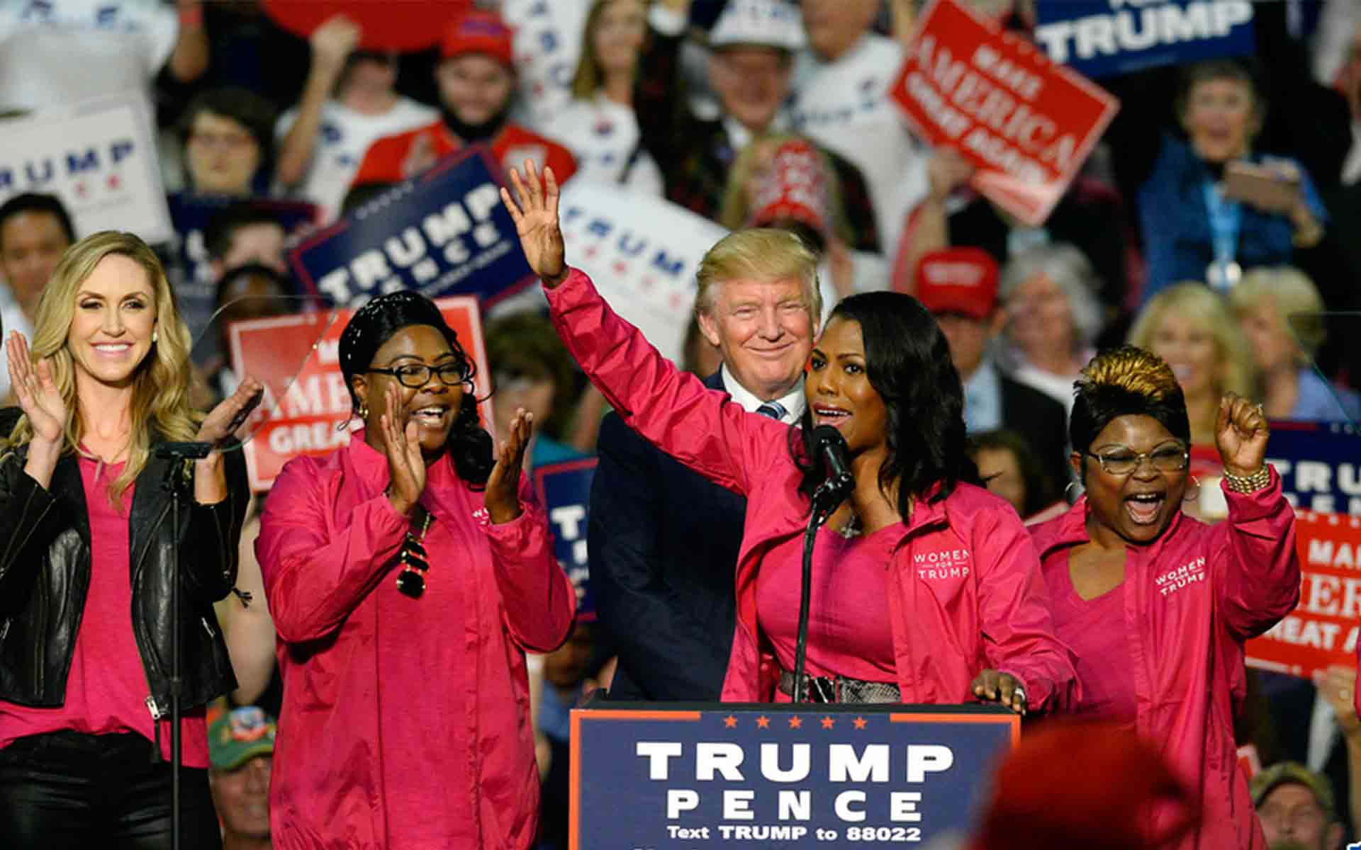 美总统候选人特朗普举行竞选集会 获多名女性支持者