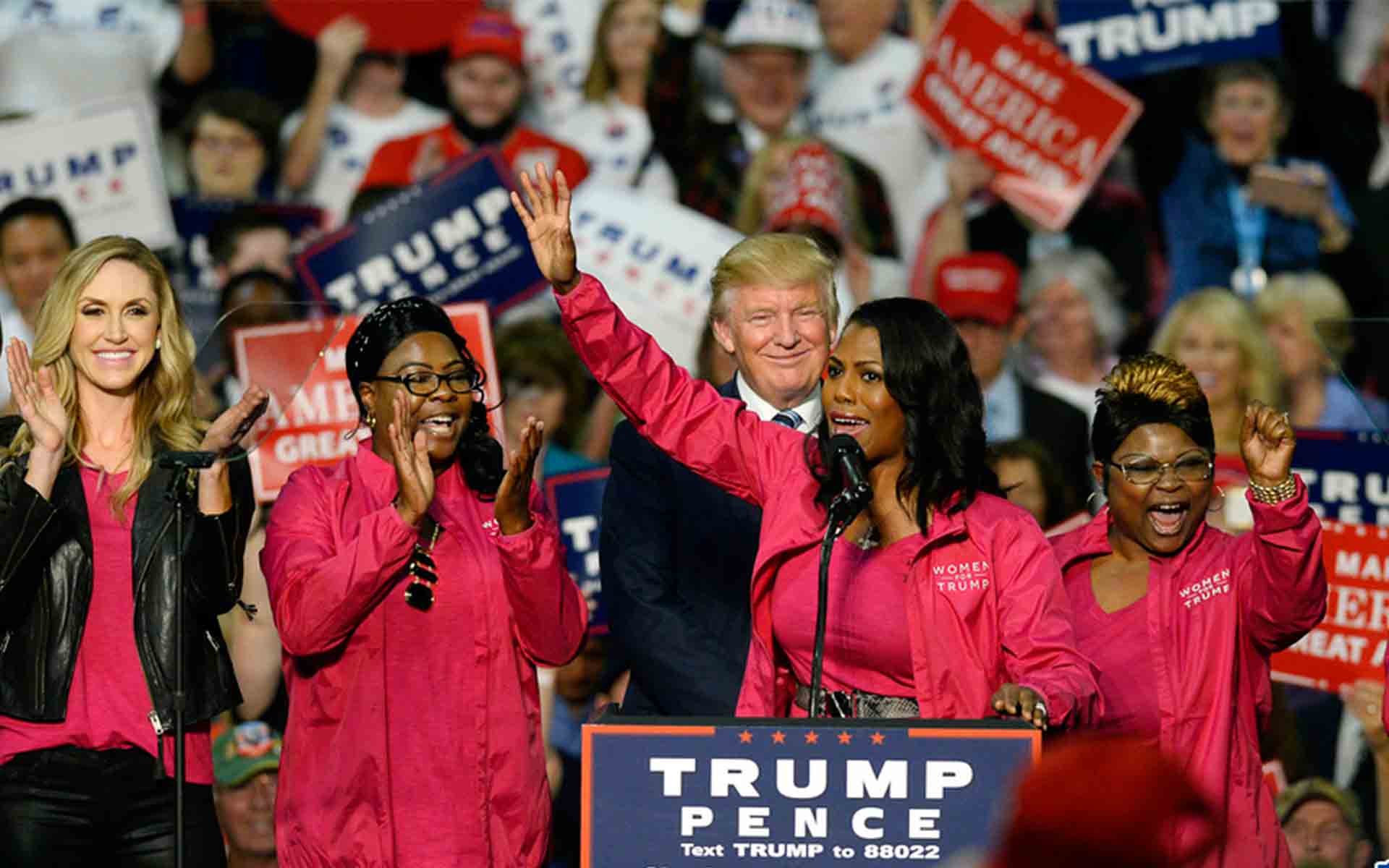 美总统候选人特朗普举行竞选集会 获多名女性支持者