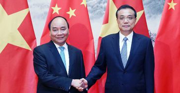 李克强同越南总理阮春福举行会谈