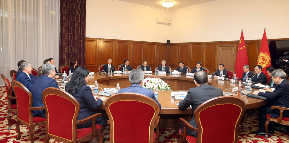 李克强会见吉尔吉斯斯坦总统阿坦巴耶夫