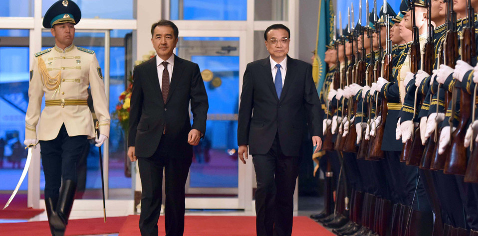 李克强抵达阿斯塔纳出席中哈总理第三次定期会晤并对哈萨克斯坦进行正式访问