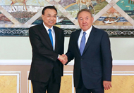 李克强会见哈萨克斯坦总统