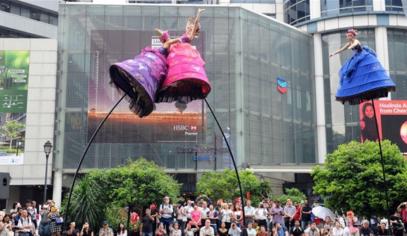 澳大利亚表演团“三个佳丽”亮相新加坡