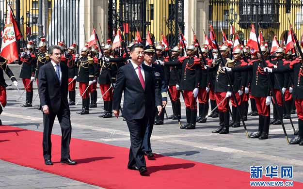 习近平出席秘鲁总统举行的欢迎仪式