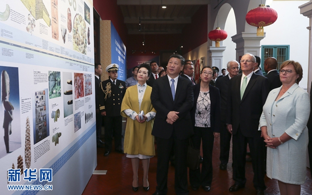 习近平和彭丽媛同秘鲁总统夫妇共同出席中拉文化交流年闭幕式并参观“天涯若比邻——华夏瑰宝展”