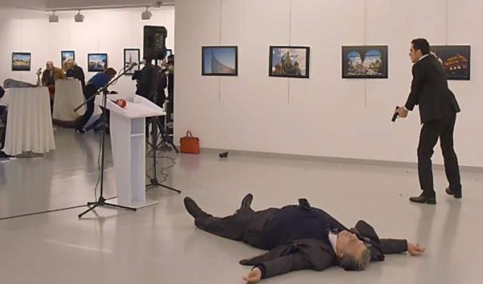 俄罗斯驻土耳其大使遭枪击现场曝光