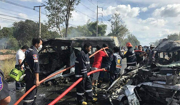 泰国发生车祸 造成至少25人死亡