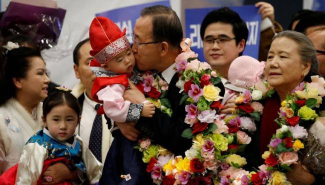 潘基文卸任回韩国 民众夹道欢迎