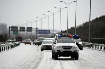 宁夏：雨雪返乡路 交警保畅通