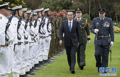 李克强出席新西兰总理举行的欢迎仪式