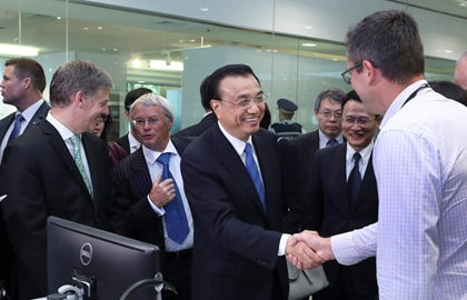 李克強與新西蘭總理共同參觀海爾-斐雪派克公司奧克蘭研發中心