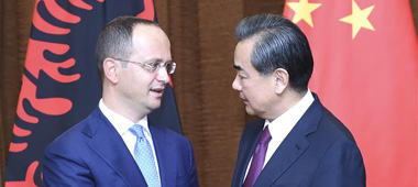 王毅與阿爾巴尼亞外長布沙蒂舉行會談