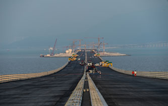 港珠澳大桥隧道即将合龙