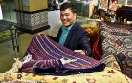 阿富汗商人福来敦:五彩地毯"铺出"精彩生活