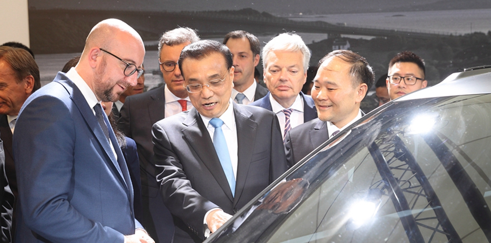 李克強與比利時首相米歇爾共同參觀吉利沃爾沃汽車創新成果展