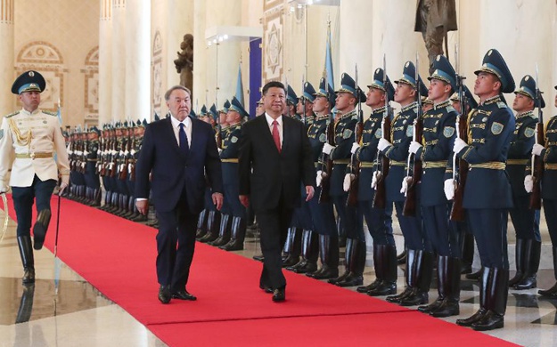習近平出席哈薩克斯坦總統舉行的歡迎儀式