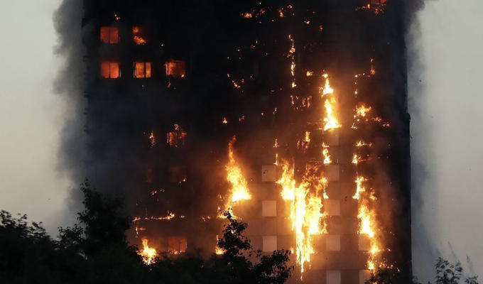 伦敦一栋公寓楼发生大火 火势猛烈吞没建筑