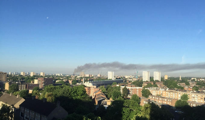 伦敦西部一公寓大楼失火 在市中心能看到浓浓烟柱