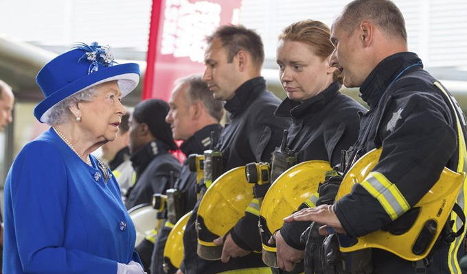 英女王看望居民楼火灾事故受灾居民