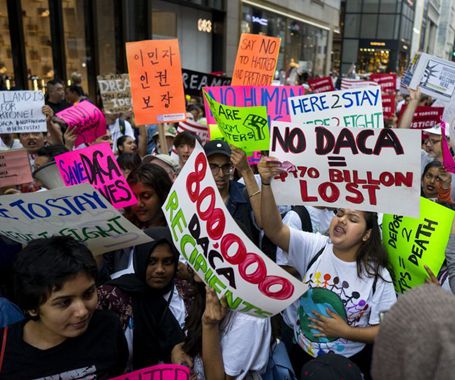 民众在特朗普大楼前抗议移民政策