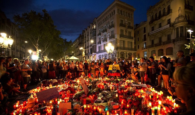 巴塞羅那民眾點燭悼念恐襲遇難者