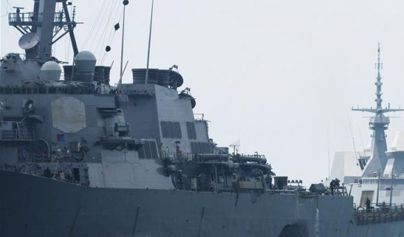 美海军驱逐舰在新加坡附近海域与商船相撞