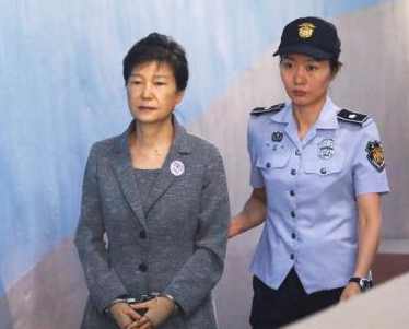 樸槿惠參加受賄案的聽證會