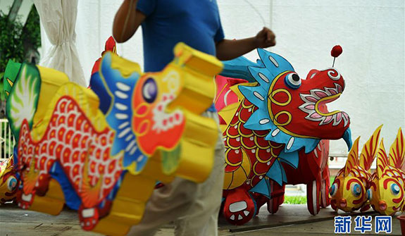 新加坡：制作彩灯迎中秋