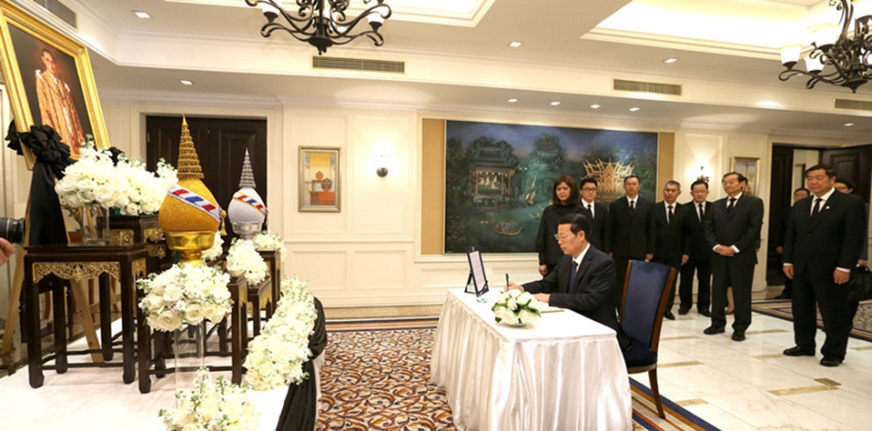 （资料图）张高丽前往泰国驻华使馆吊唁普密蓬国王逝世