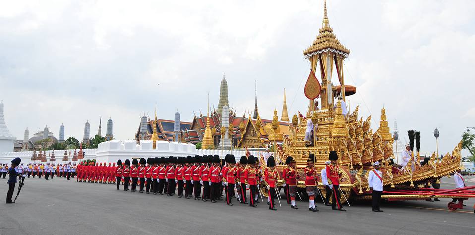 泰国先王普密蓬的遗体转移至火化台
