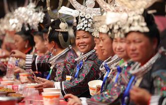 貴州丹寨：萬人長桌宴 濃濃重陽情