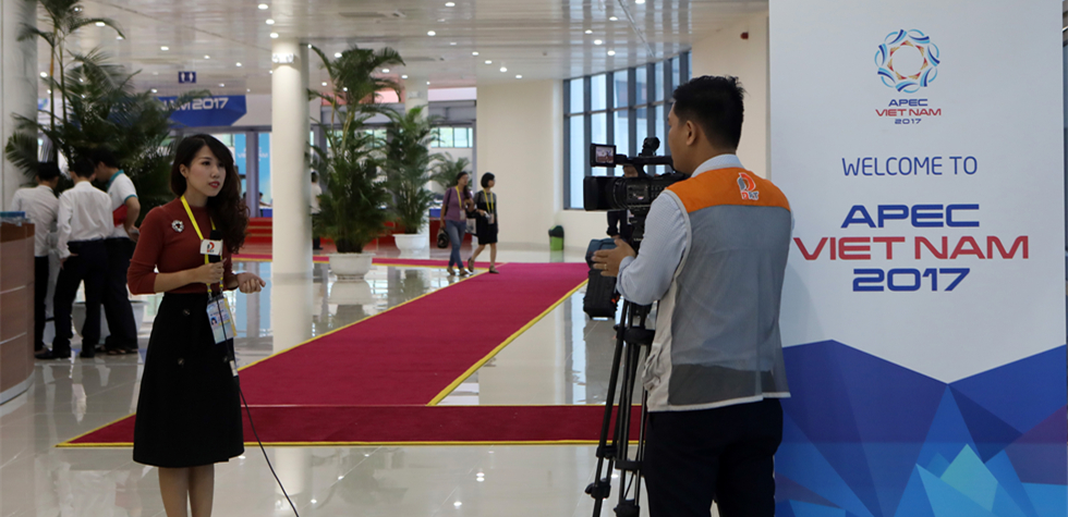 媒体记者在亚太经合组织领导人会议周国际媒体中心进行报道